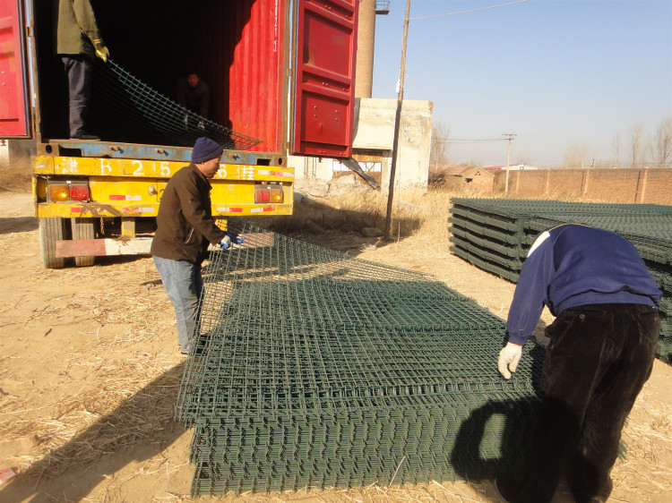 Security welded wire mesh panels