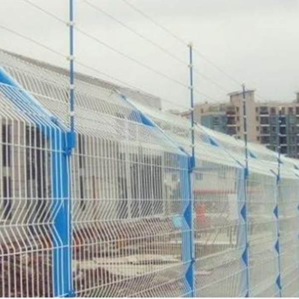 Electronic powered fencing insulators for prison